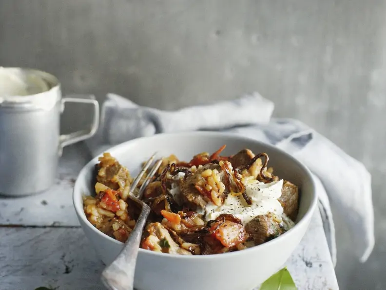 Orientalische Reispfanne mit Lamm (Biryani)