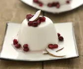 Kokos-Zitronengras-Pudding mit Granatapfelkernen