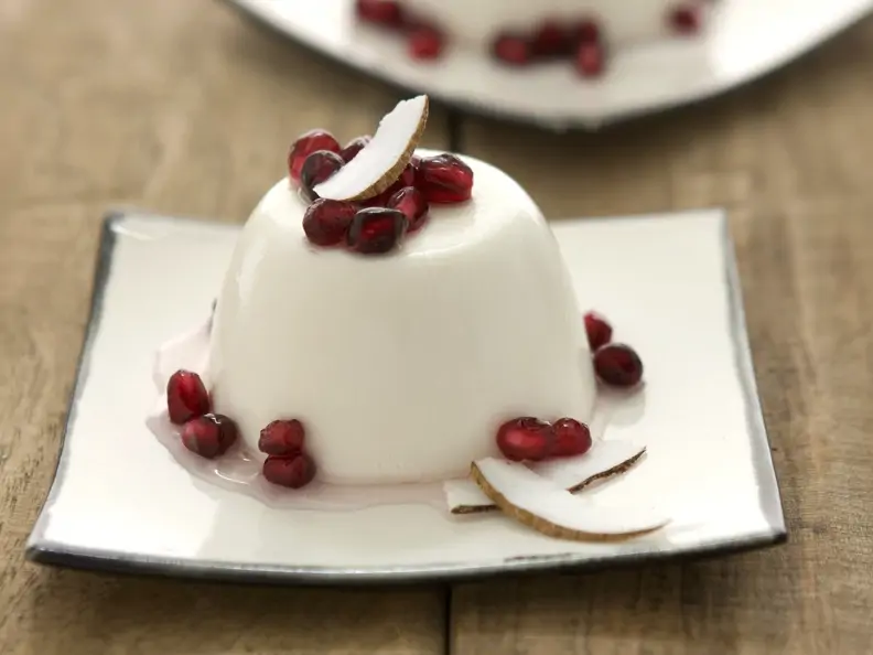Kokos-Zitronengras-Pudding mit Granatapfelkernen