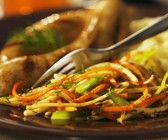 Bratwurst mit Julienne-Gemüse