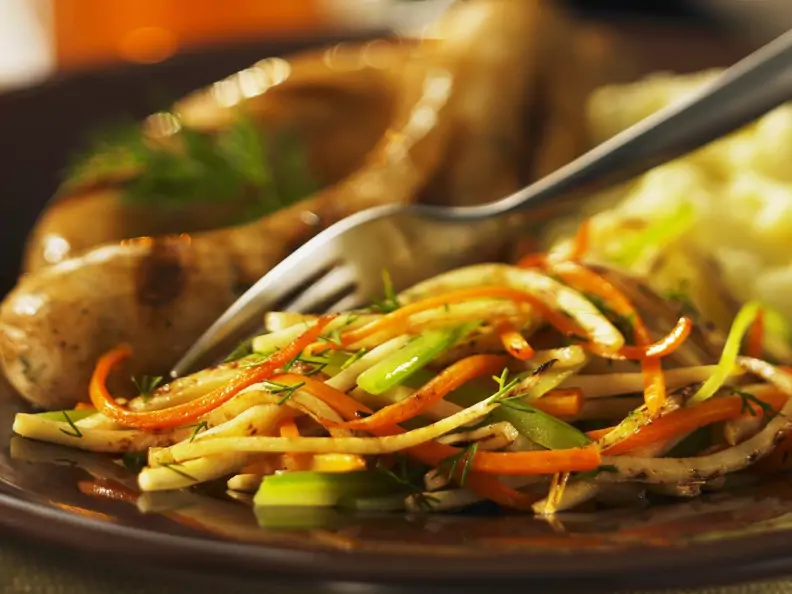 Bratwurst mit Julienne-Gemüse