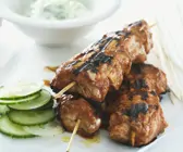 Gegrillte Geflügelspieße mit Gurken-Joghurt (Raita)