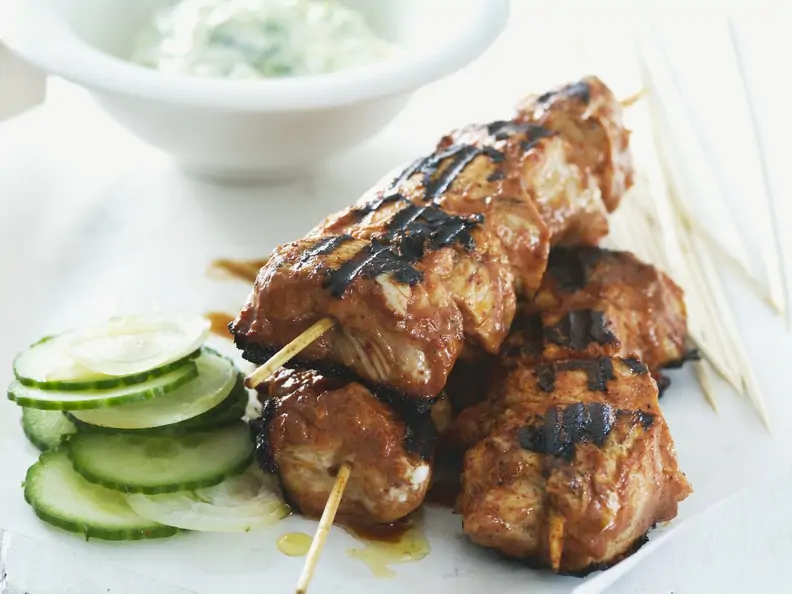 Gegrillte Geflügelspieße mit Gurken-Joghurt (Raita)