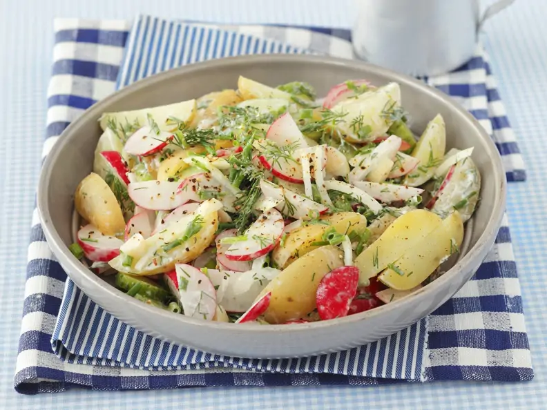 Bunter Kartoffelsalat mit Rüben und Gurke