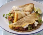 Pfannkuchen mit Hackfleisch-Avocado-Füllung und Sauerrahm