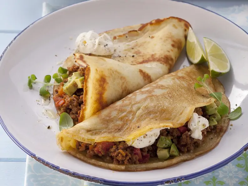 Pfannkuchen mit Hackfleisch-Avocado-Füllung und Sauerrahm