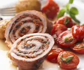 Gefüllte Kalbsröllchen mit gebratenem Tomatensalat