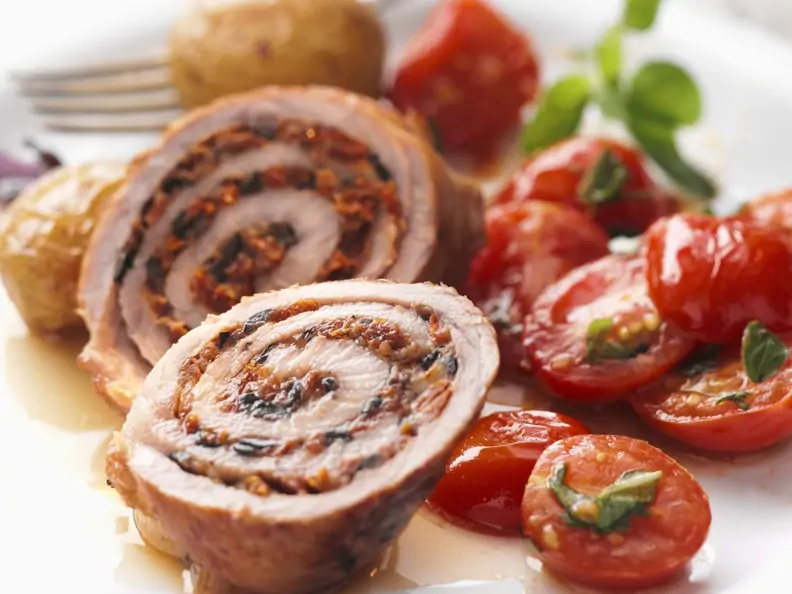 Gefüllte Kalbsröllchen mit gebratenem Tomatensalat