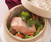Gedämpftes Lachsfilet mit Gemüse