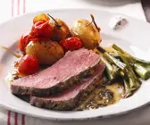Roastbeef mit Kartoffeln, Tomaten und Beilagensalat