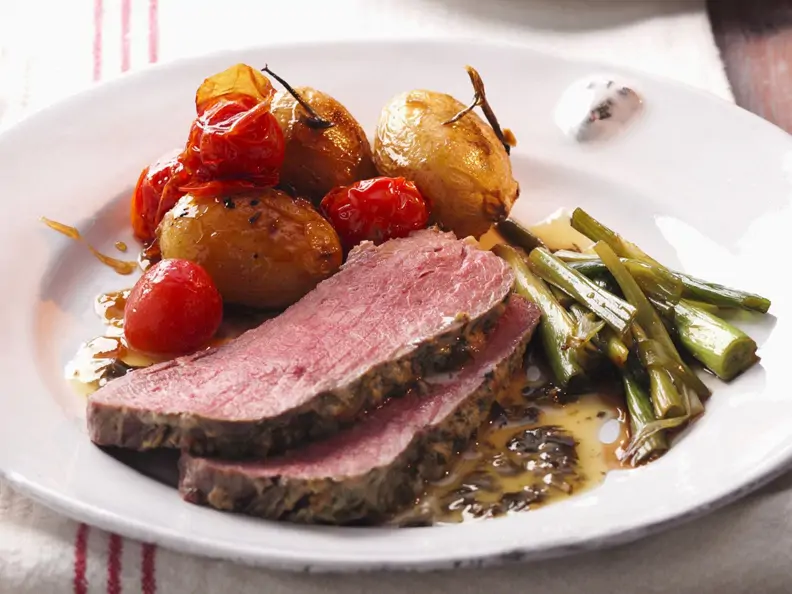 Roastbeef mit Kartoffeln, Tomaten und Beilagensalat