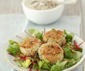 Blattsalat mit Gersten-Bratling und Rote-Bete-Streifen