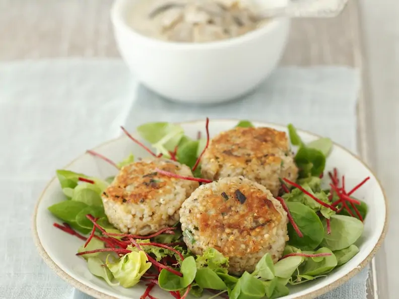 Blattsalat mit Gersten-Bratling und Rote-Bete-Streifen