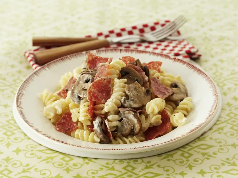 Pasta mit Champignons und Salami