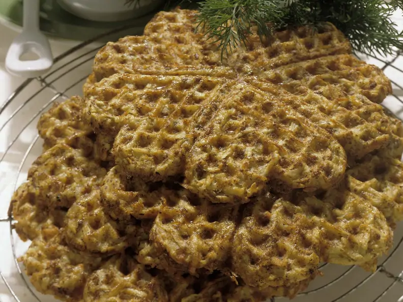 Pikante Kartoffelwaffeln mit Gurkendip