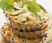 Kleine Zucchini-Möhren-Törtchen