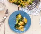 Auflauf mit Brokkoli und Kartoffeln auf blauem Teller