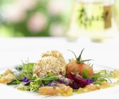 Ziegenfrischkäsekrapfen auf Salat mit Tomatenrapsölmarinade