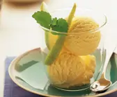 Cremiges Senf-Eis mit glasierten Birnenspalten