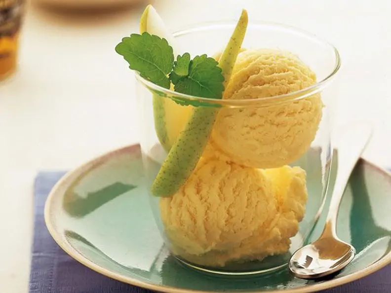 Cremiges Senf-Eis mit glasierten Birnenspalten