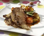 Lammkeule mit Gemüse