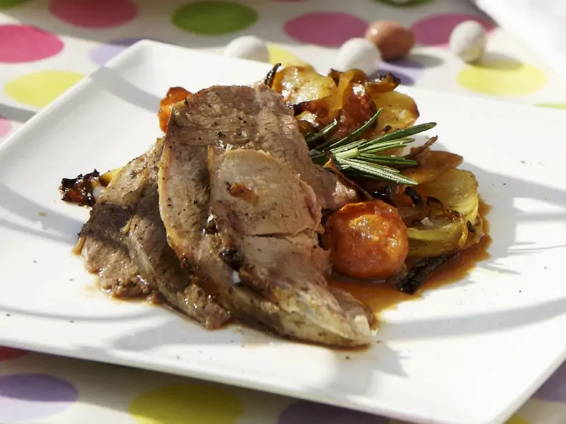 Lammkeule mit Gemüse