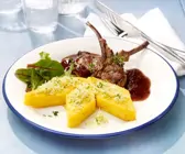 Lammkoteletts mit Noord Hollander Polenta-Rauten