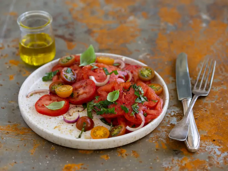 Tomatensalat mit Essig-Öl-Dressing