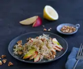 Sauerkrautsalat mit Äpfeln und Walnüssen