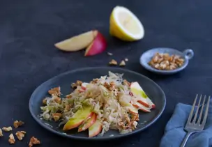 Sauerkrautsalat mit Äpfeln und Walnüssen