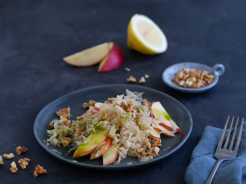 Sauerkrautsalat mit Äpfeln und Walnüssen