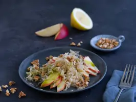 Sauerkrautsalat mit Äpfeln und Walnüssen