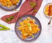 Indisches Biryani-Hähnchen mit Reis auf blauem Teller