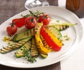 Warmer Salat von gegrilltem Gemüse mit Zitronenthymian