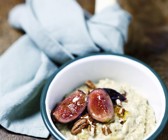 Porridge mit Feigen, Honig und Nüssen