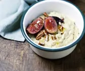 Porridge mit Feigen, Honig und Nüssen