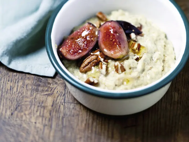 Porridge mit Feigen, Honig und Nüssen