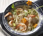 Nudelsuppe auf asiatische Art mit Shrimps und Lychees