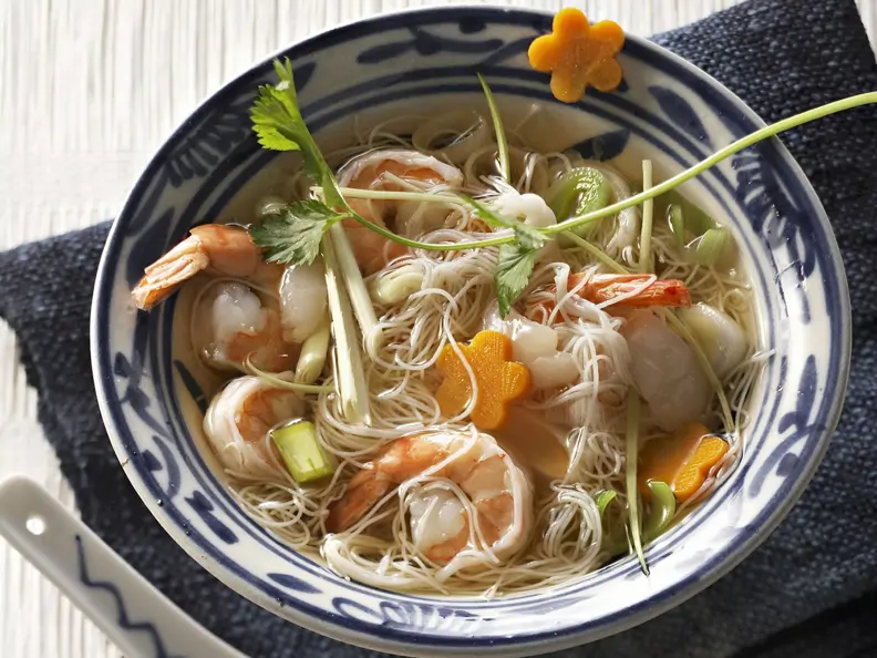 Nudelsuppe auf asiatische Art mit Shrimps und Lychees
