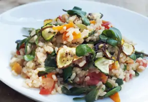 Naturreisrisotto mit Portulak, Zucchini und Tomaten