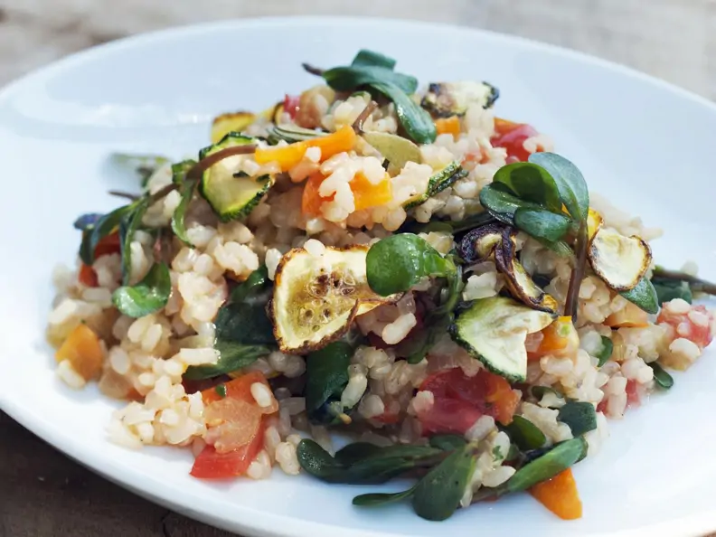 Naturreisrisotto mit Portulak, Zucchini und Tomaten