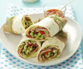 Wraps mit Gemüse und Salami