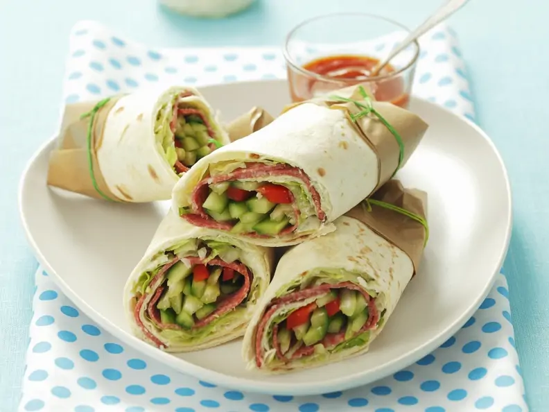 Wraps mit Gemüse und Salami