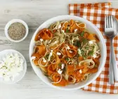 Möhren-Dinkel-Spaghetti mit Schafskäse