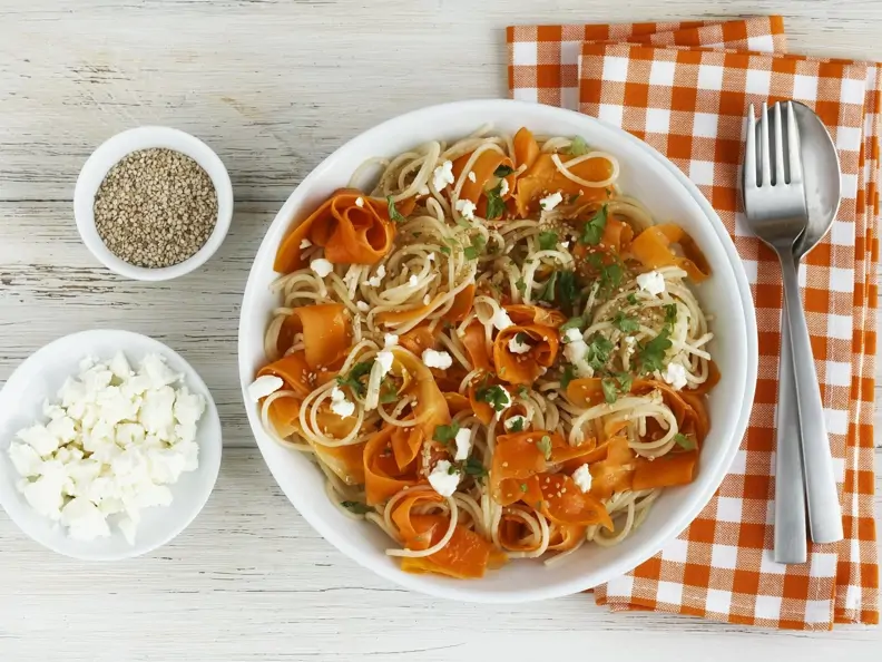 Möhren-Dinkel-Spaghetti mit Schafskäse