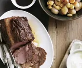 Braten vom Rind mit Knoblauch und Zwiebeln