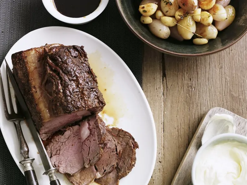 Braten vom Rind mit Knoblauch und Zwiebeln
