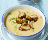 Cremige Kartoffelsuppe mit gebratenen Brezenscheiben