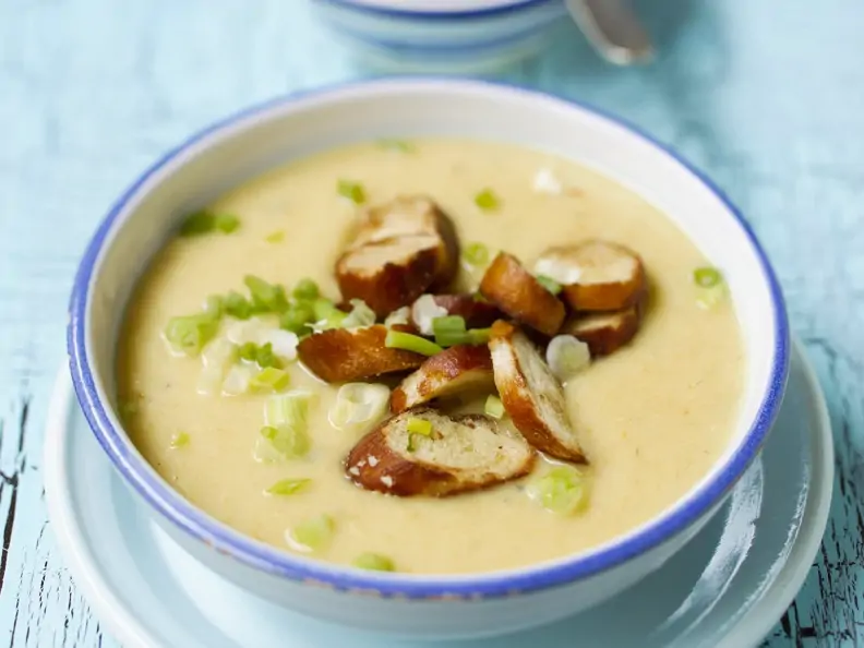 Cremige Kartoffelsuppe mit gebratenen Brezenscheiben