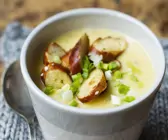 Kartoffelcremesuppe mit Brezenhobeln